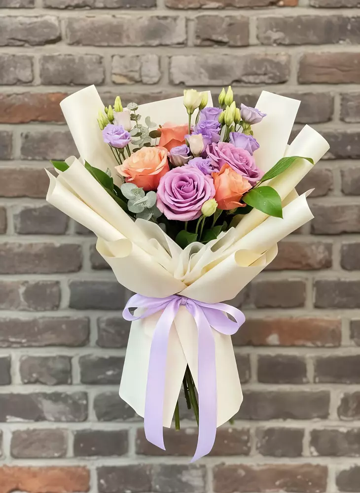 Букет цветов из: Лизиантусы и Розы в Пролетарске Ростовская область