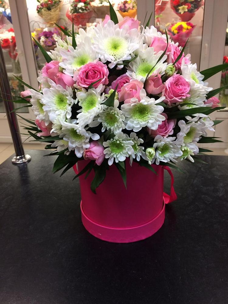 Цветочная композиция из Розы и Хризантемы в шляпной коробке в Пролетарске Ростовская область